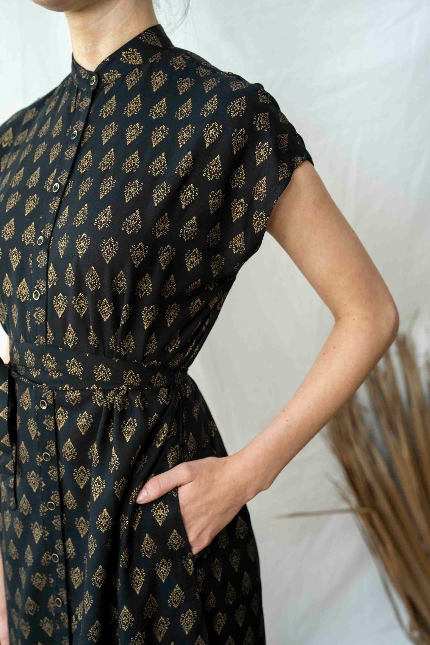 שמלת מידי אוברסייז זהב שחור Back In Stock