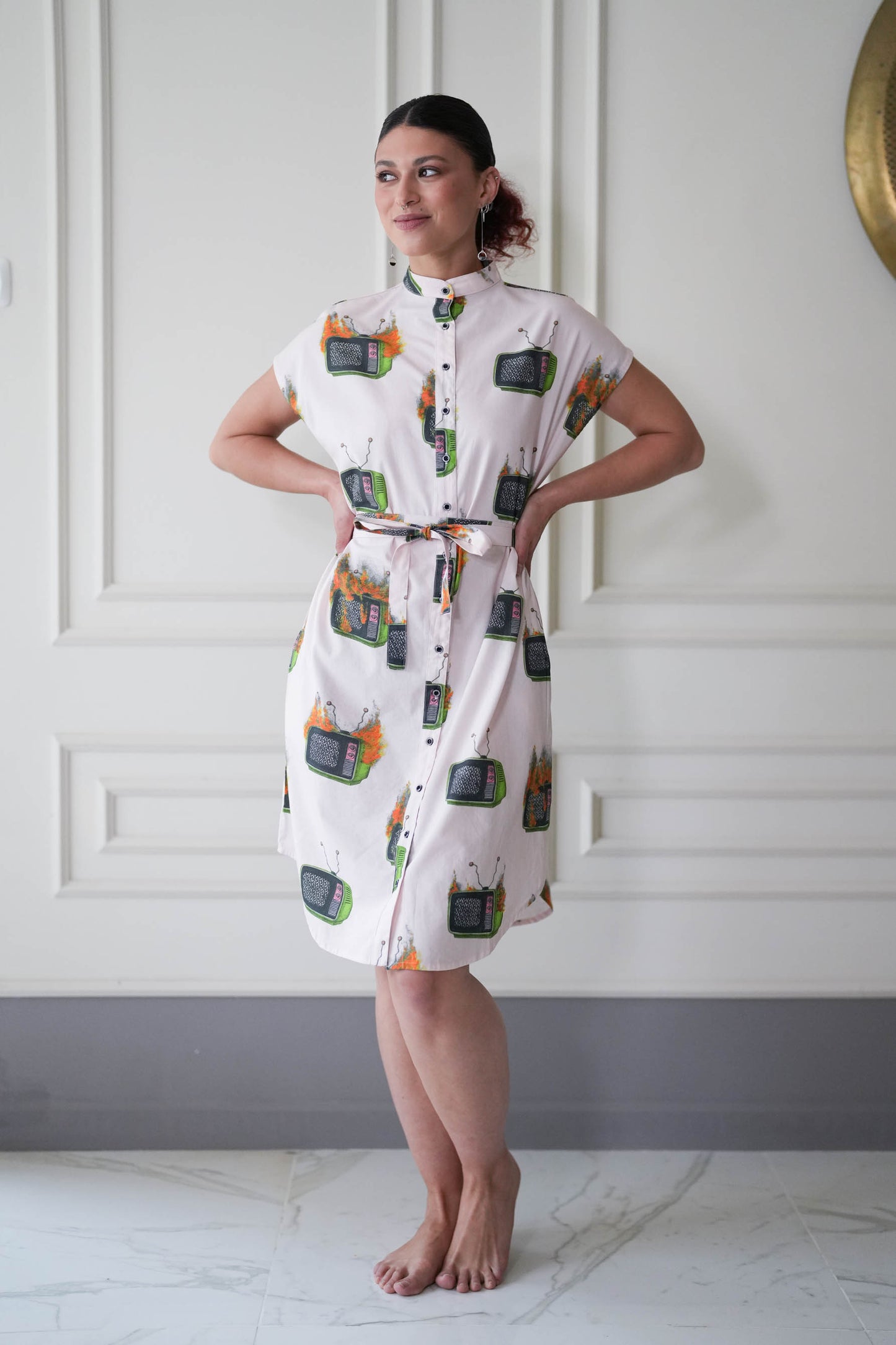 No news on TV שמלת מידי אוברסייז