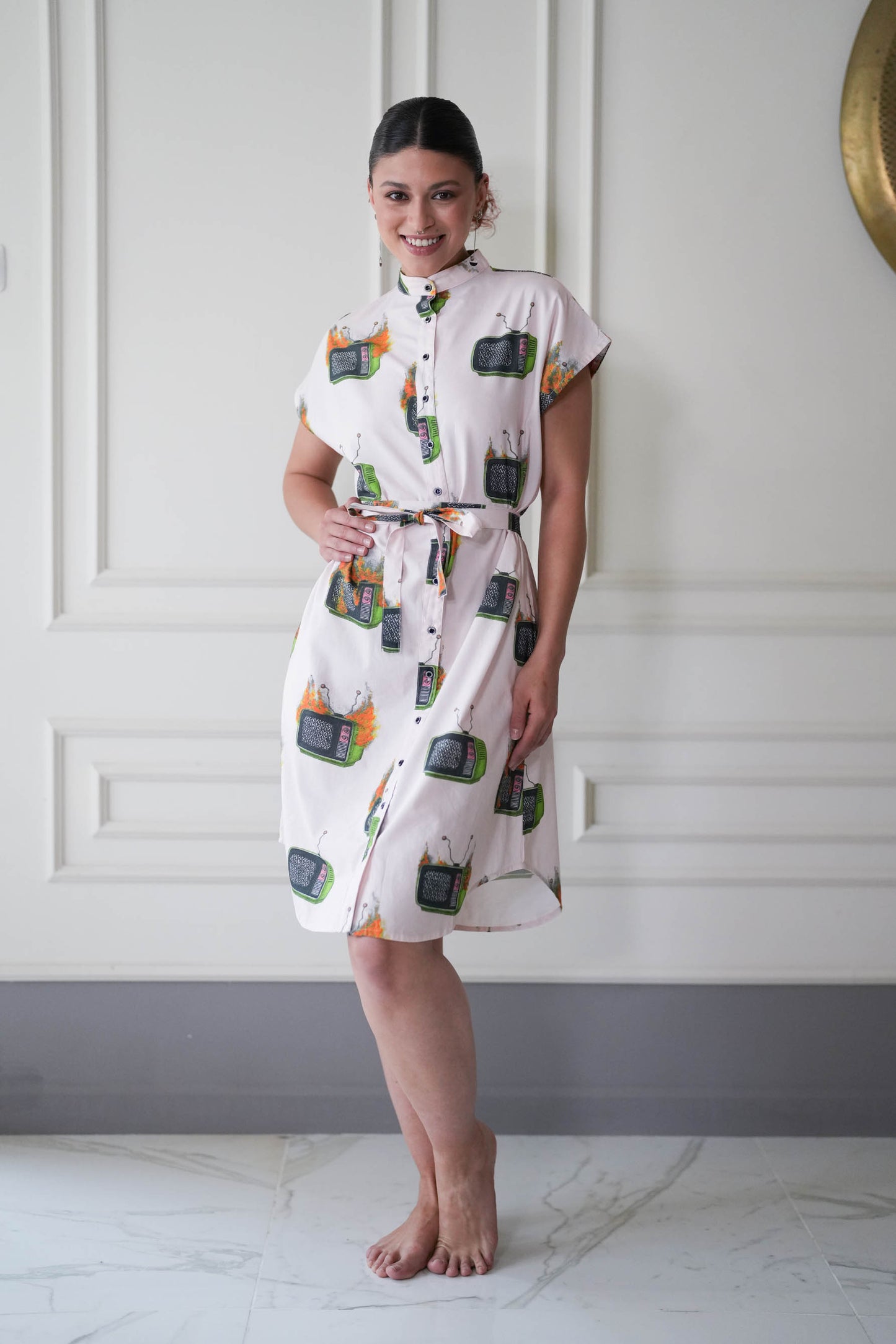 No news on TV שמלת מידי אוברסייז