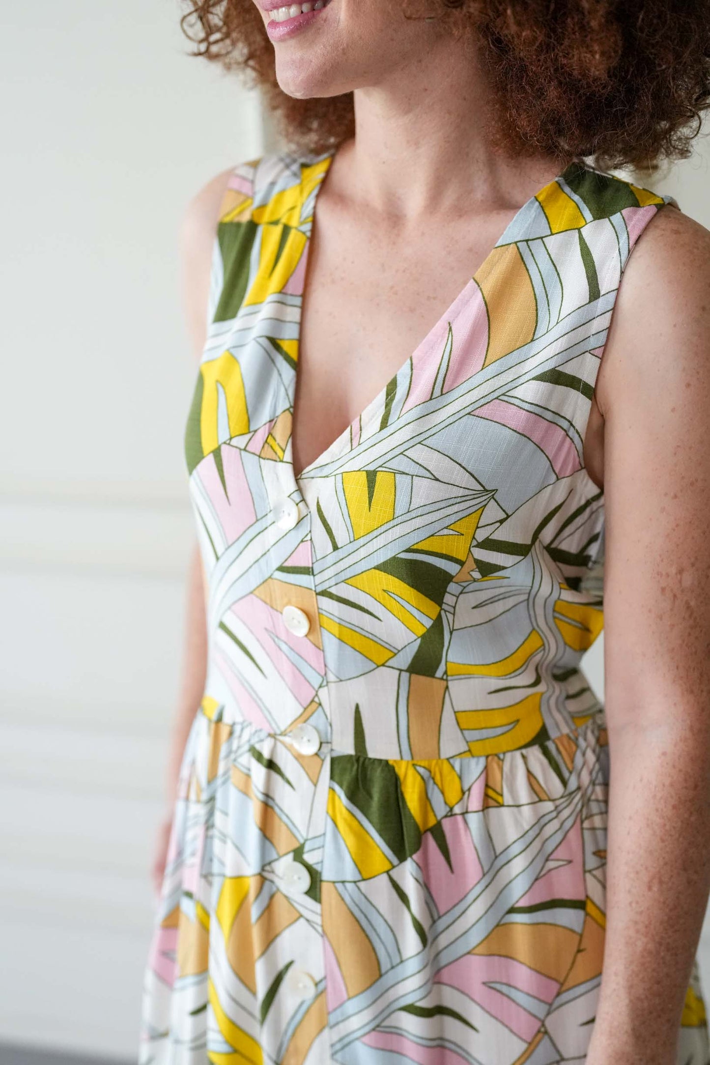 שמלת יולי כמו נוצה