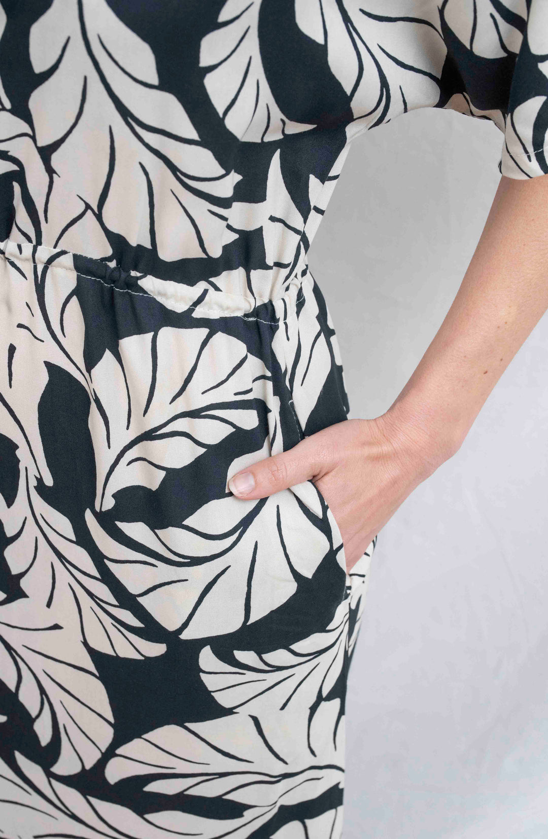 שמלת קיוטו עלים שחור לבן