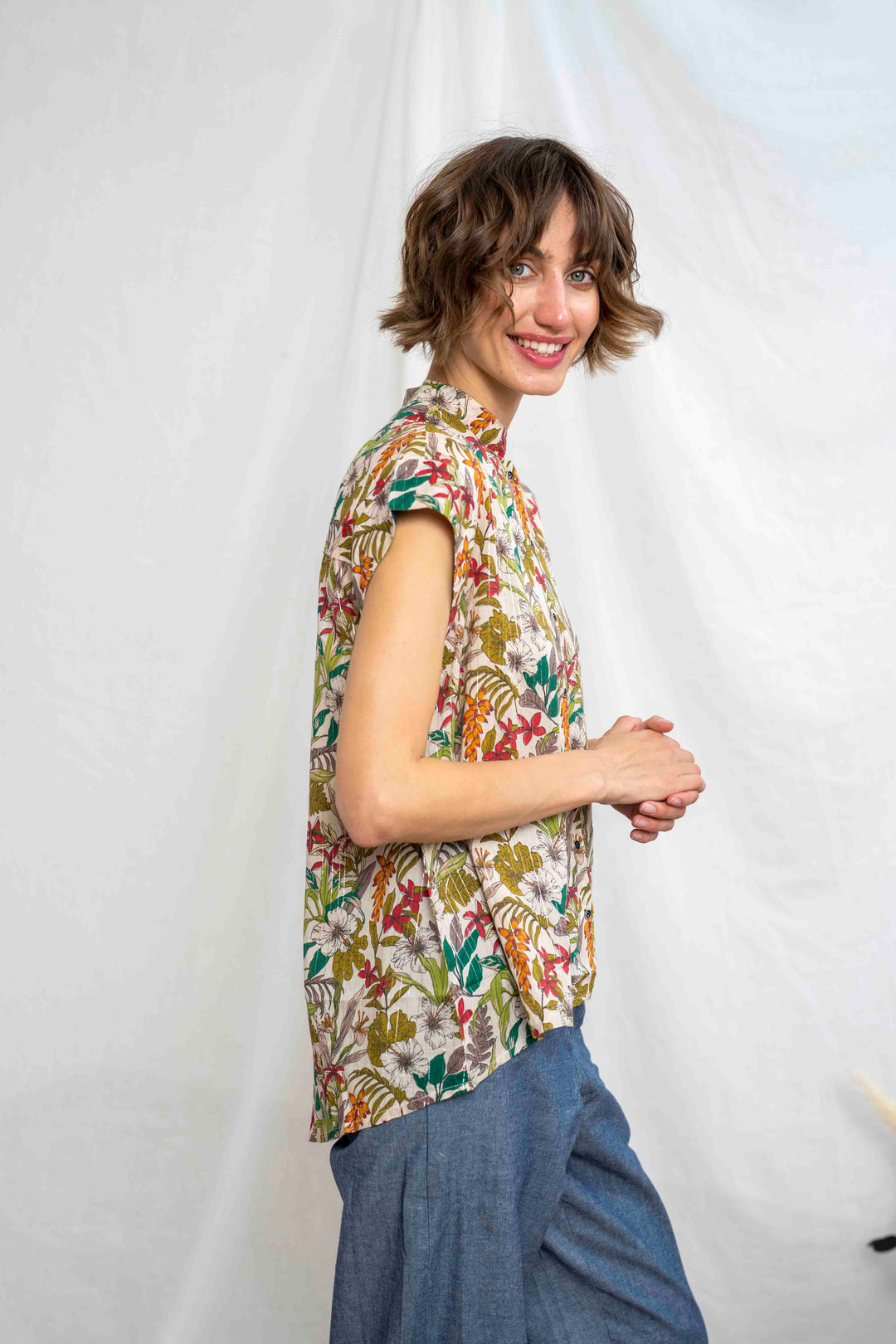 חולצת טוני פרחים ופסי כסף