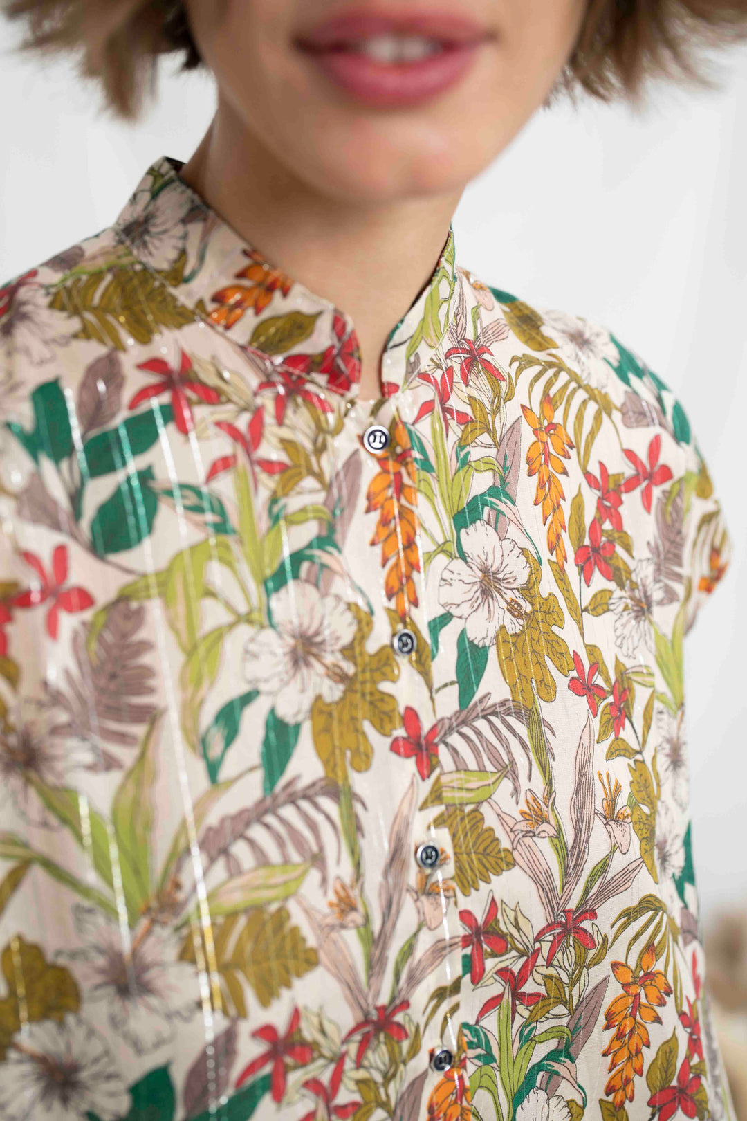 חולצת טוני פרחים ופסי כסף