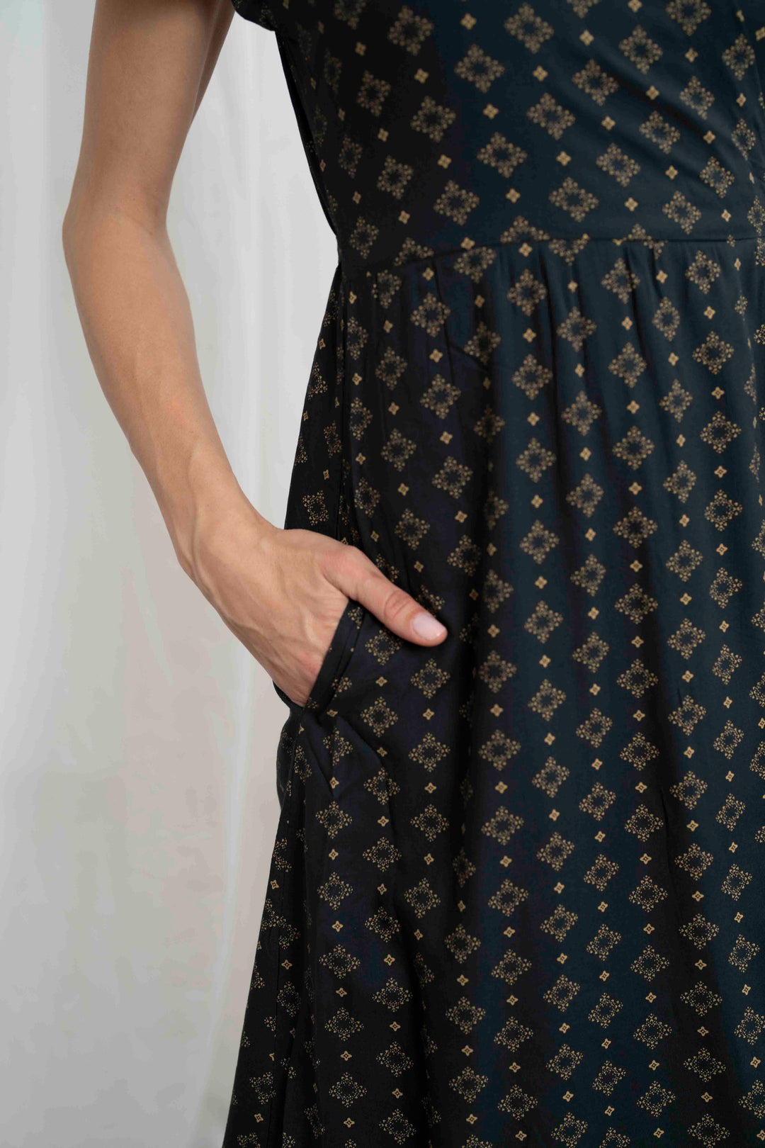 שמלת גיישה גאומטרי זהב Back In Stock