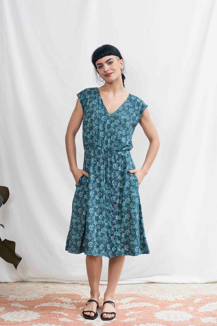 שמלת אווה בין פרחי הגן