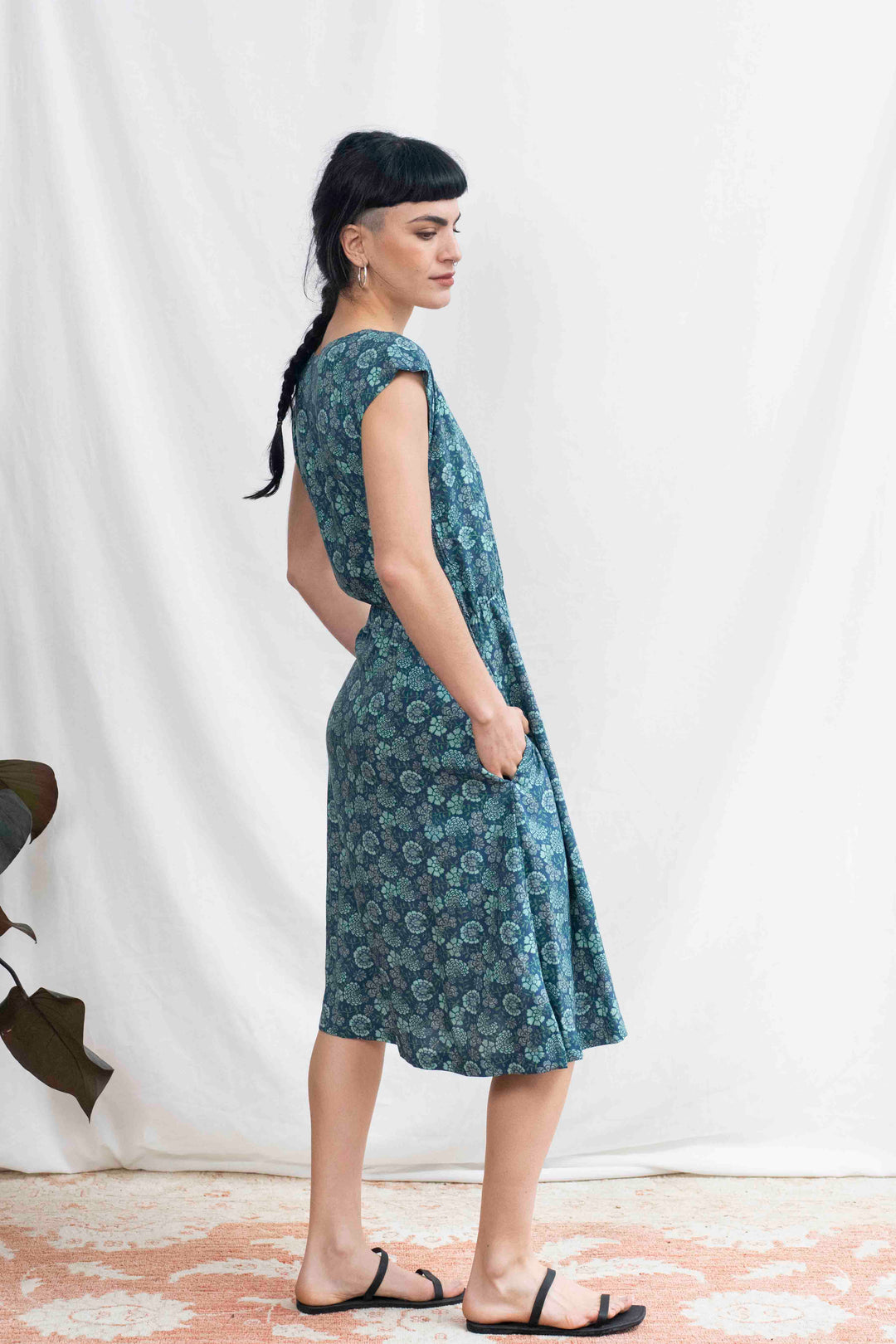 שמלת אווה בין פרחי הגן