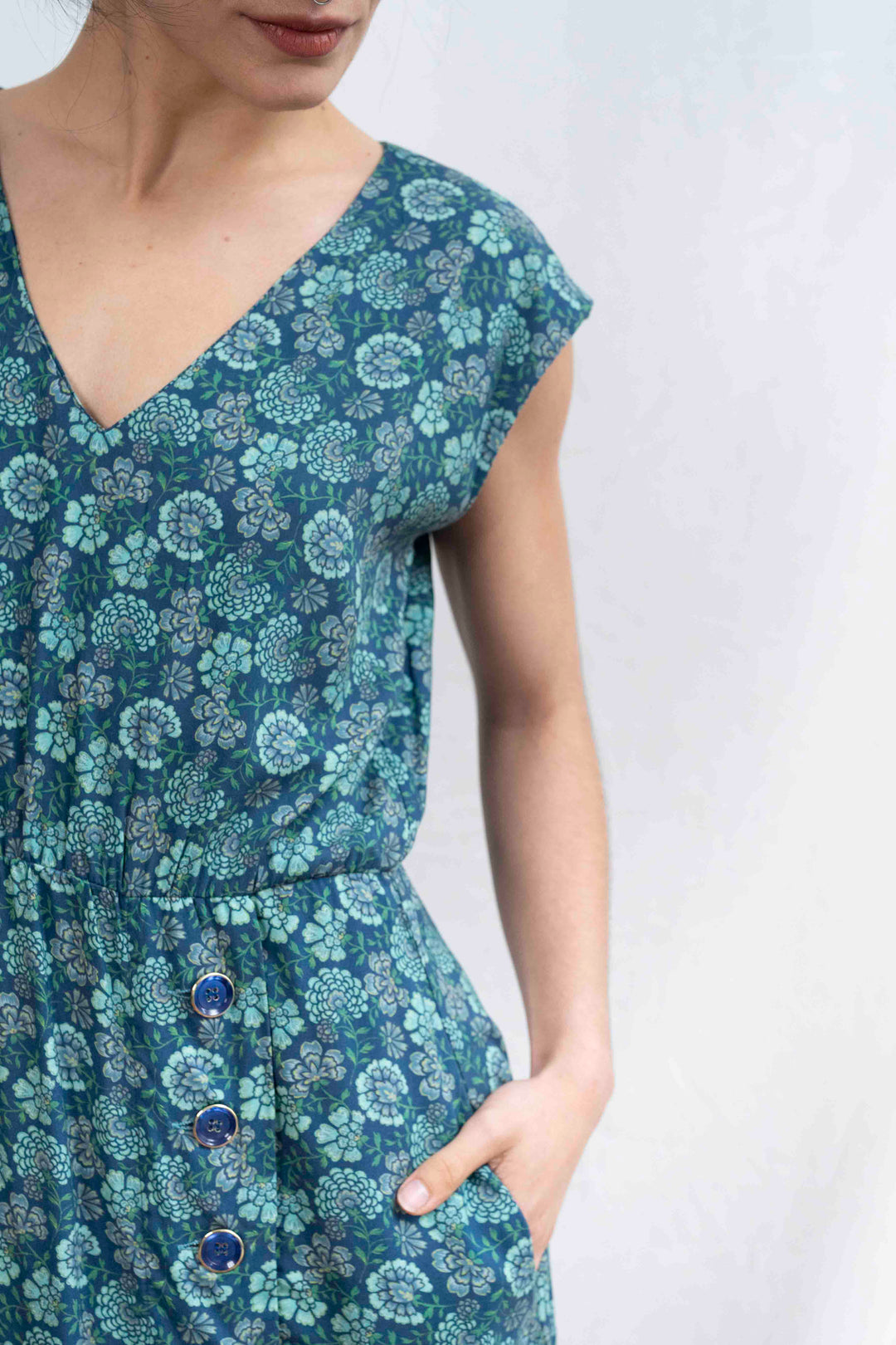 שמלת אווה בין פרחי הגן