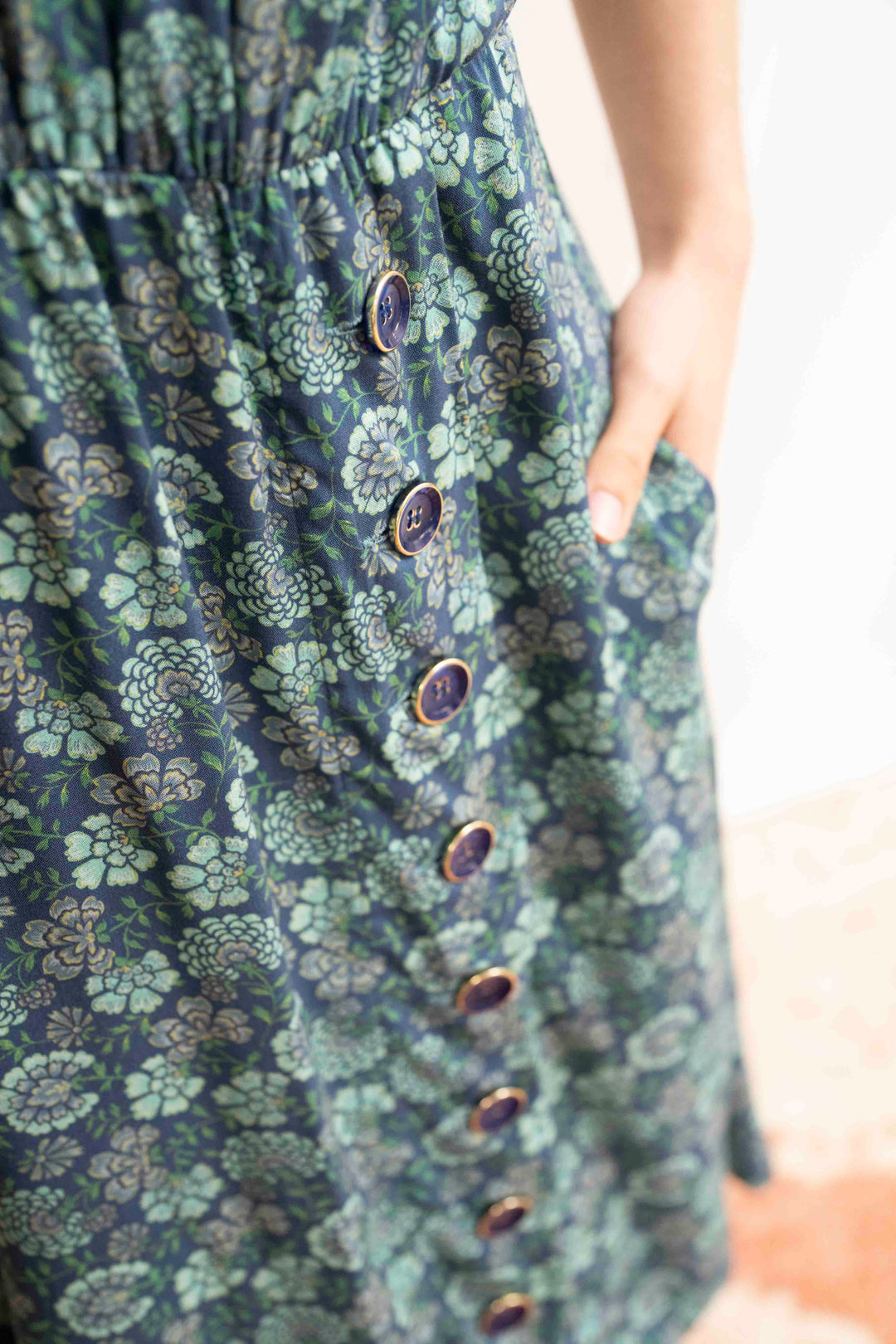 שמלת אווה בין פרחי הגן