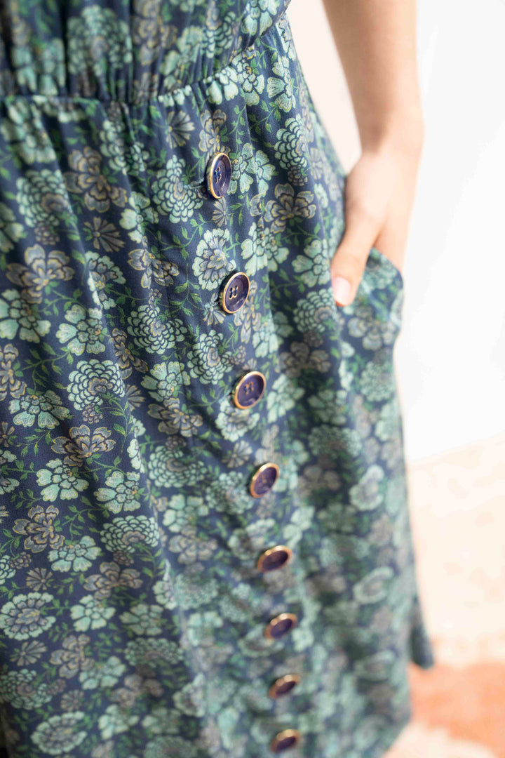 שמלת אווה בין פרחי הגן