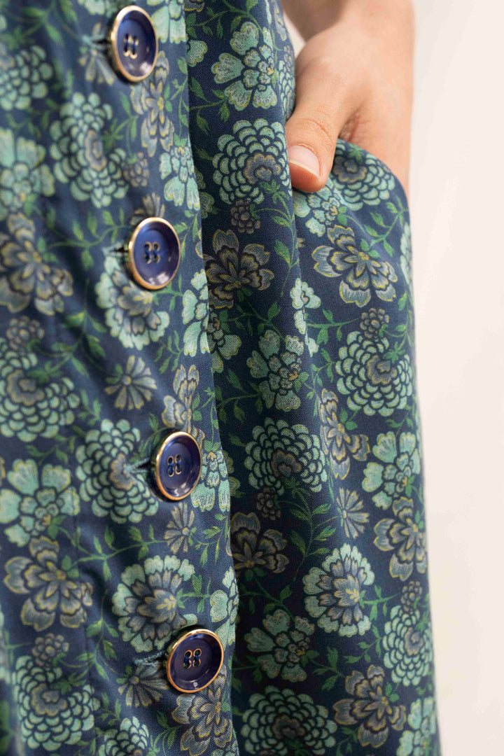 שמלת אווה בין פרחי הגן