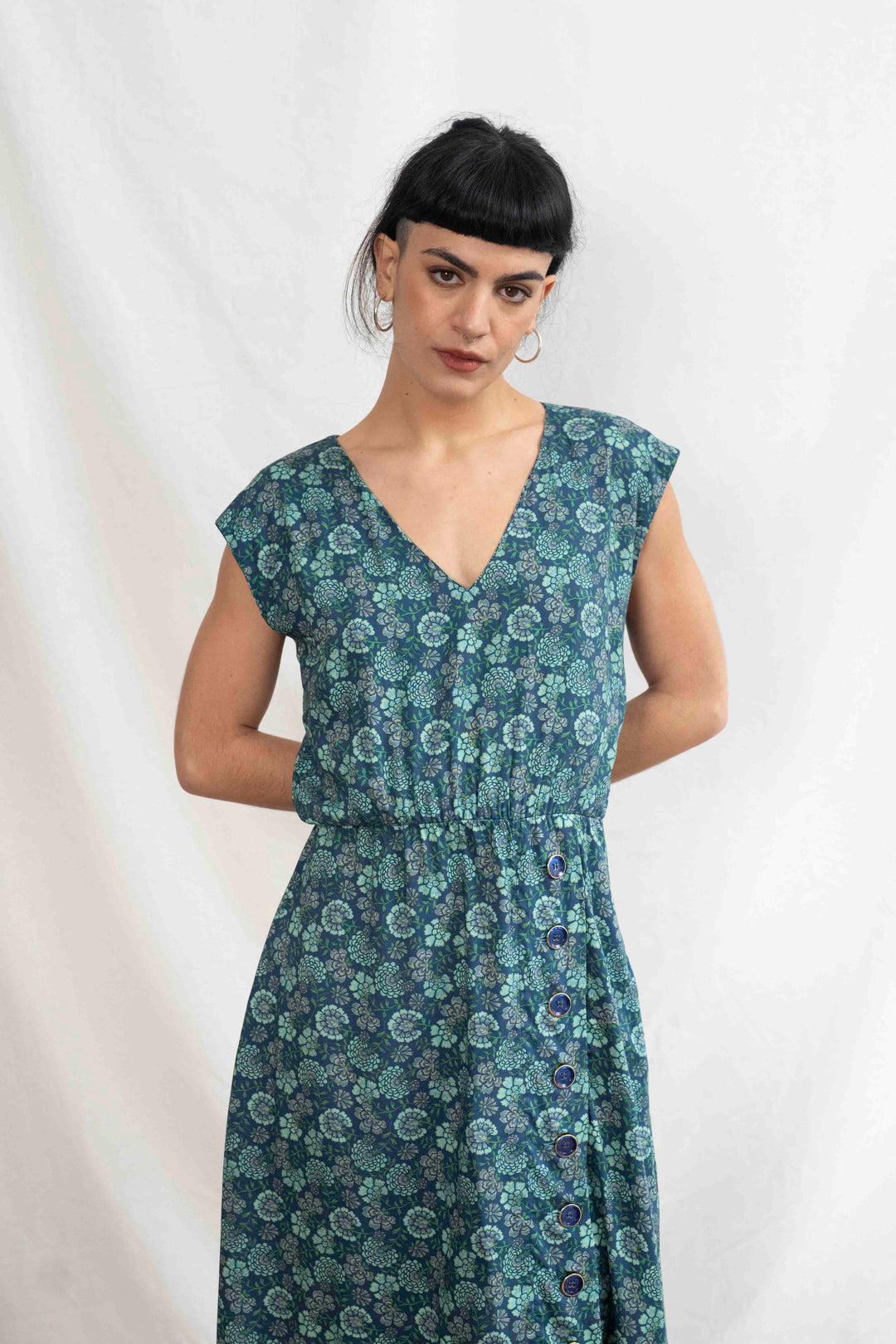 שמלת אווה בין פרחי הגן