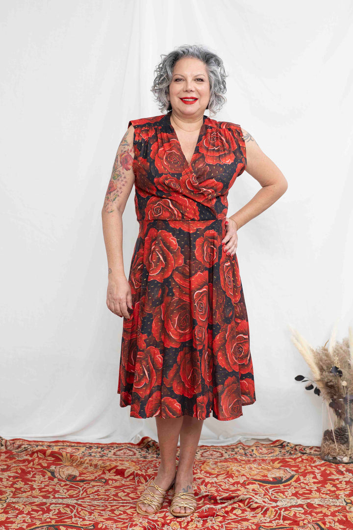 שמלת פיפטיז שושנים לוהטות