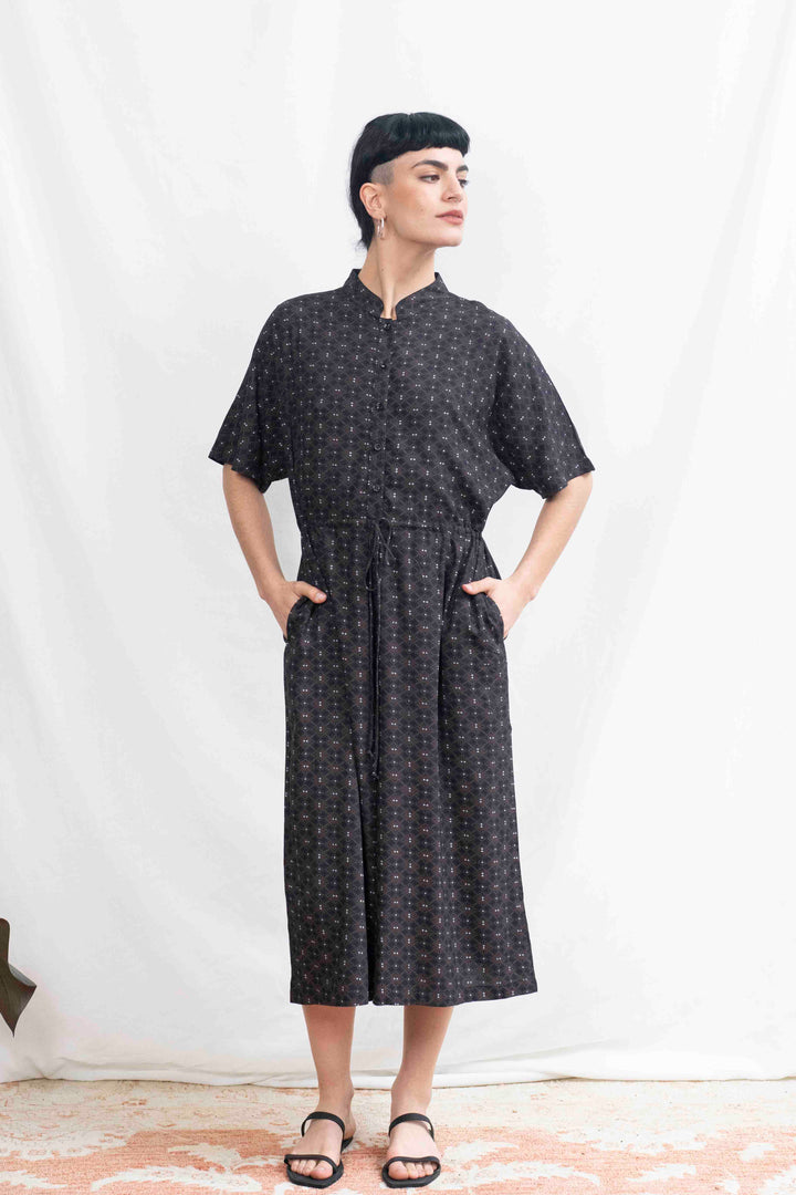 אוברול גל כשאור דולק בחלונך