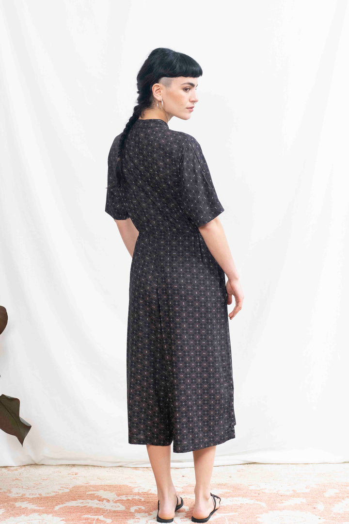 אוברול גל כשאור דולק בחלונך