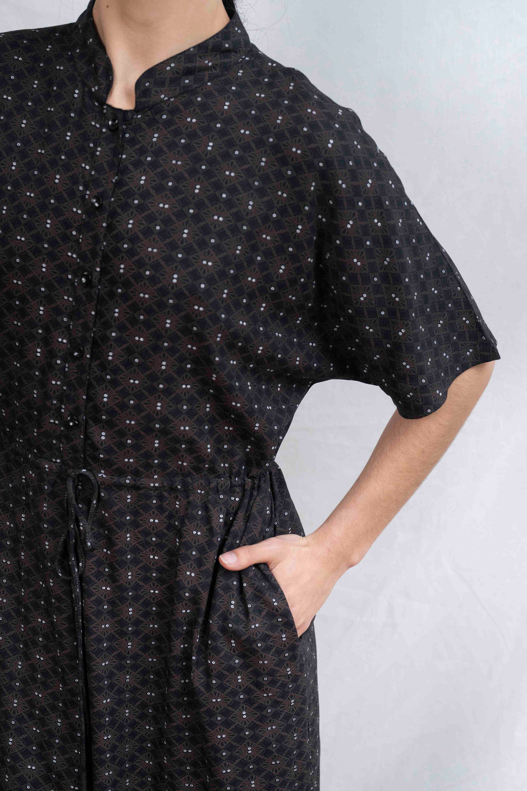 אוברול גל כשאור דולק בחלונך