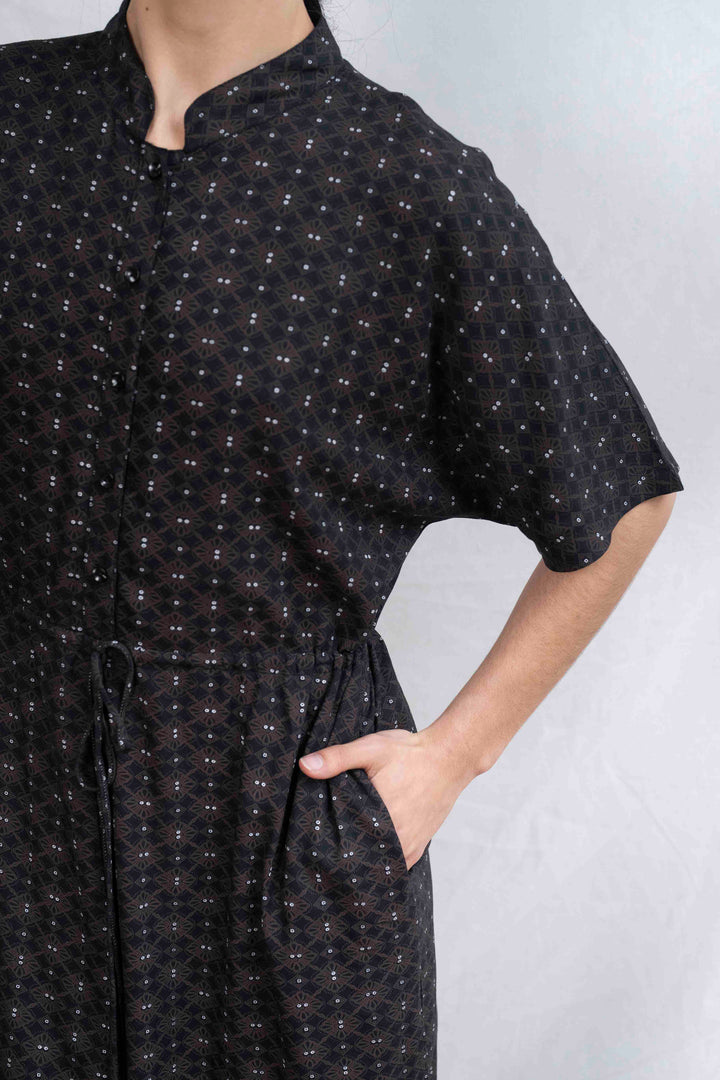 אוברול גל כשאור דולק בחלונך