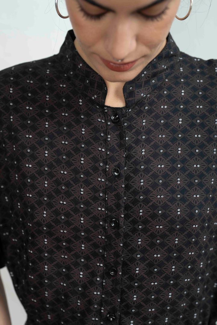 אוברול גל כשאור דולק בחלונך