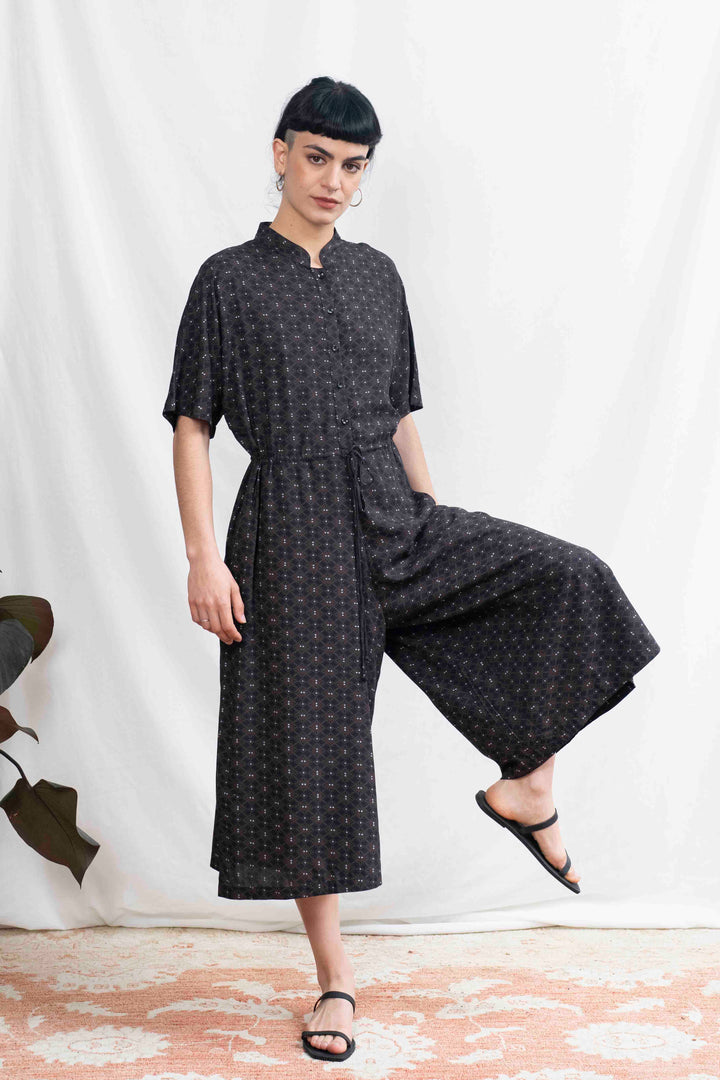 אוברול גל כשאור דולק בחלונך