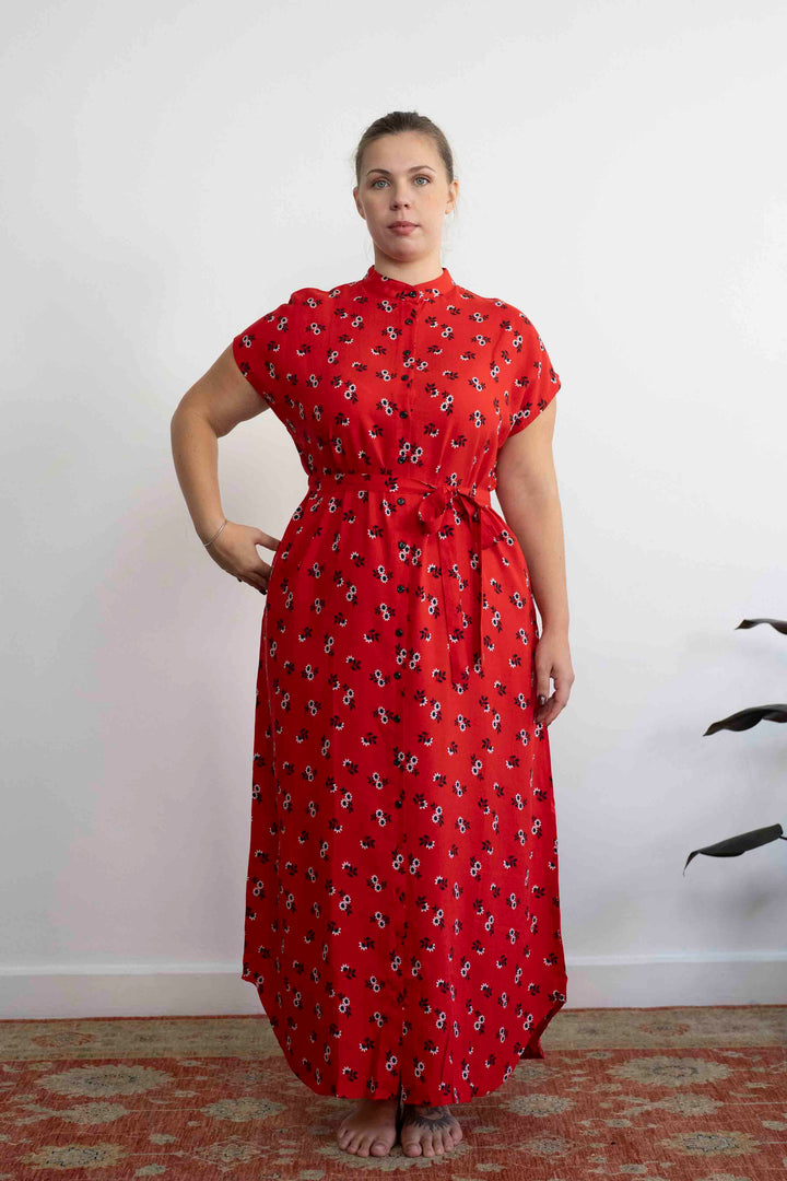 שמלת מקסי אוברסייז אדומה ובולטת