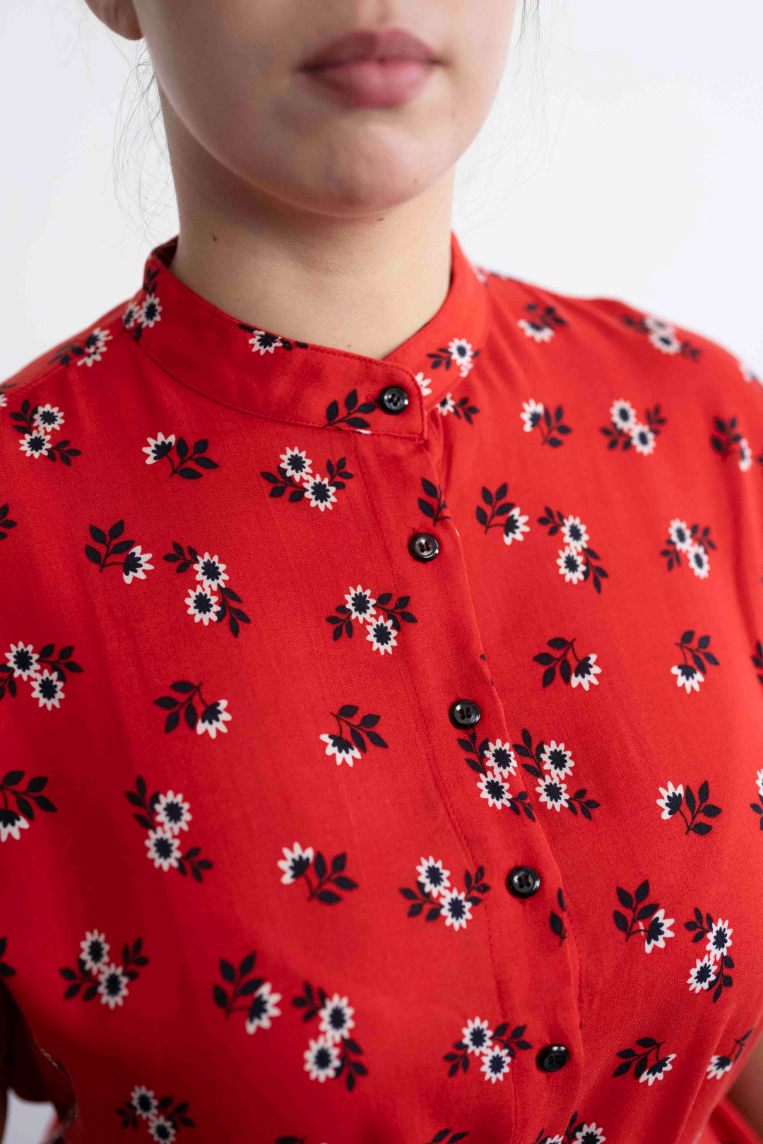 שמלת מקסי אוברסייז אדומה ובולטת