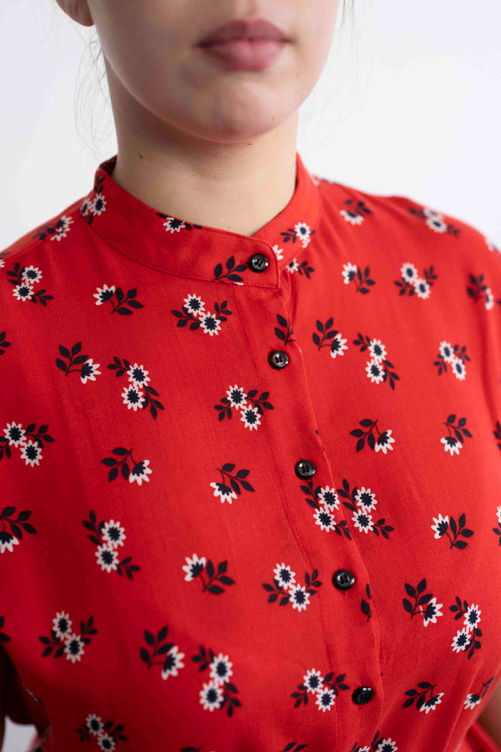 שמלת מקסי אוברסייז אדומה ובולטת