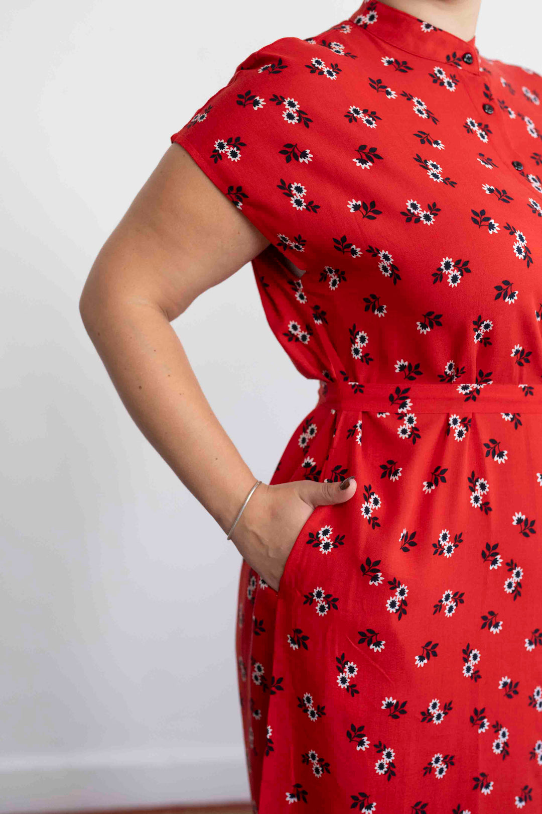 שמלת מקסי אוברסייז אדומה ובולטת