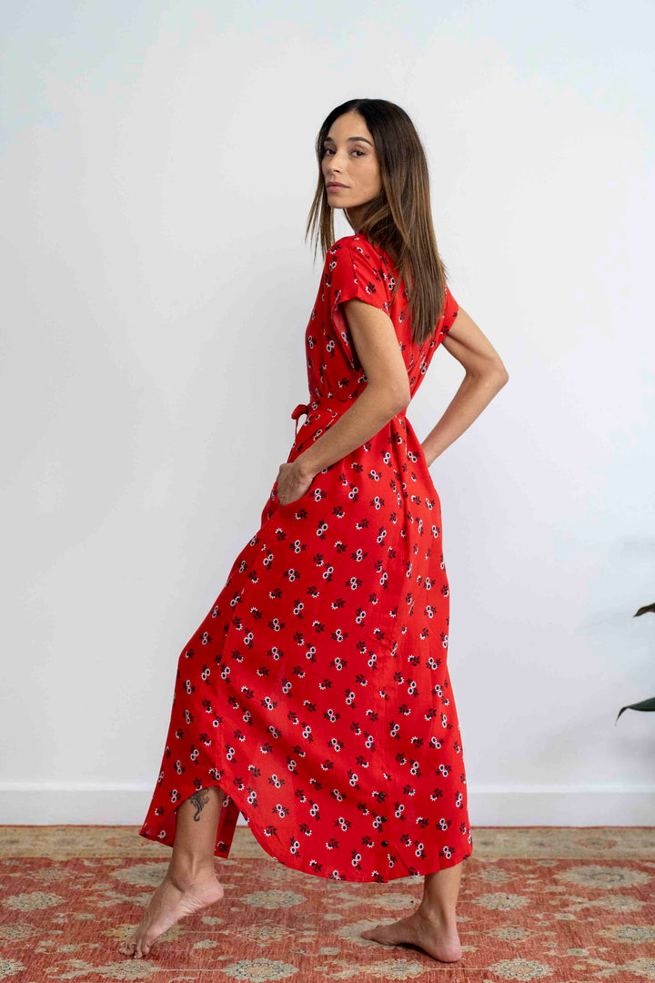 שמלת מקסי אוברסייז אדומה ובולטת