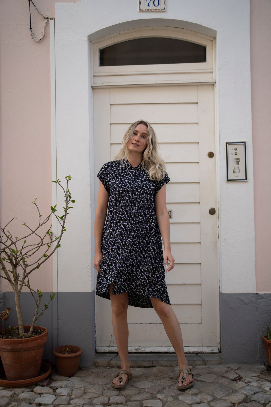 שמלת טוקיו פרחים שחור לבן