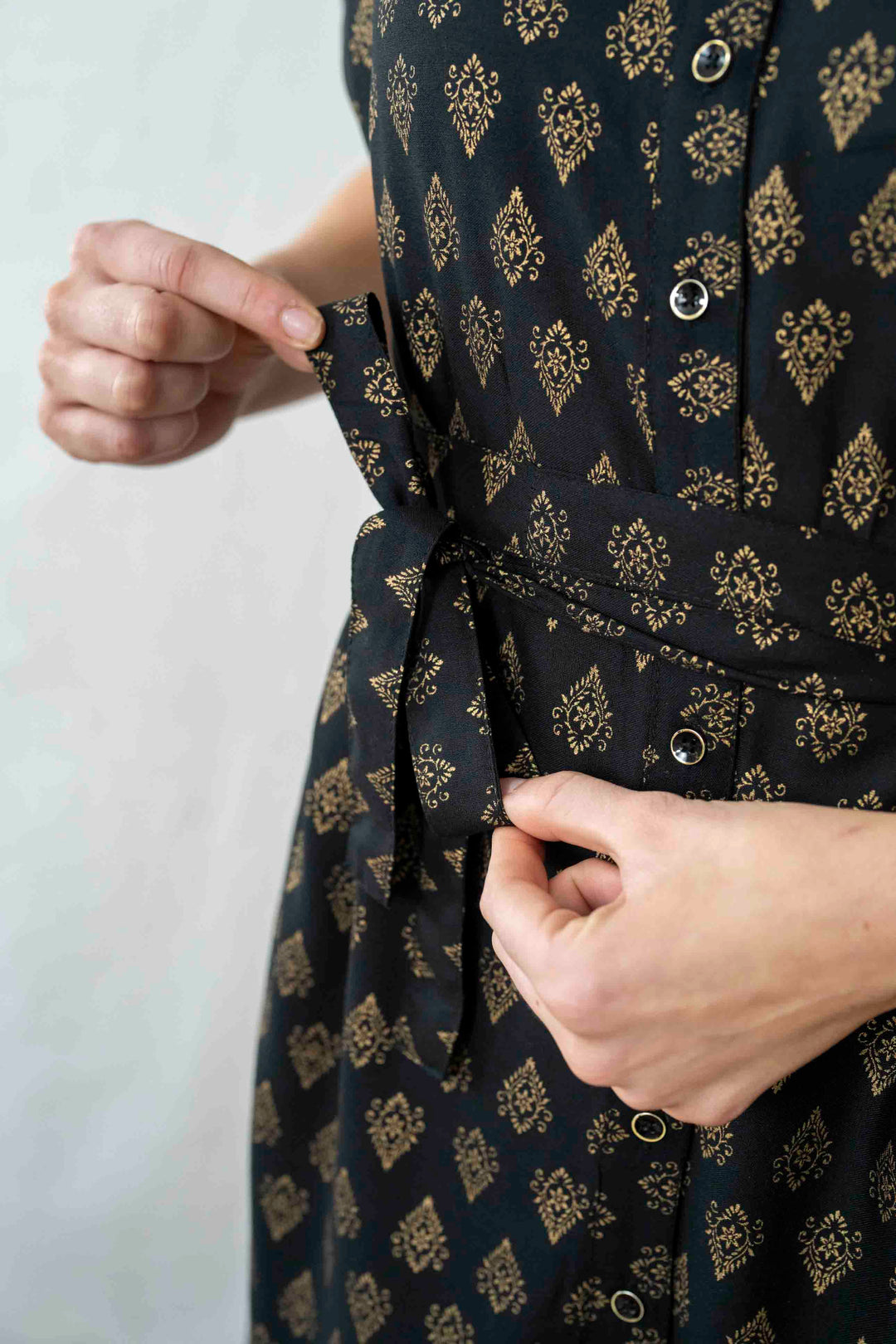 שמלת מידי אוברסייז זהב שחור Back In Stock