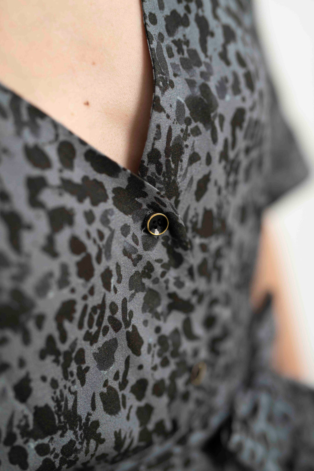 שמלת מיכאלה מנומר מונוכרומטי