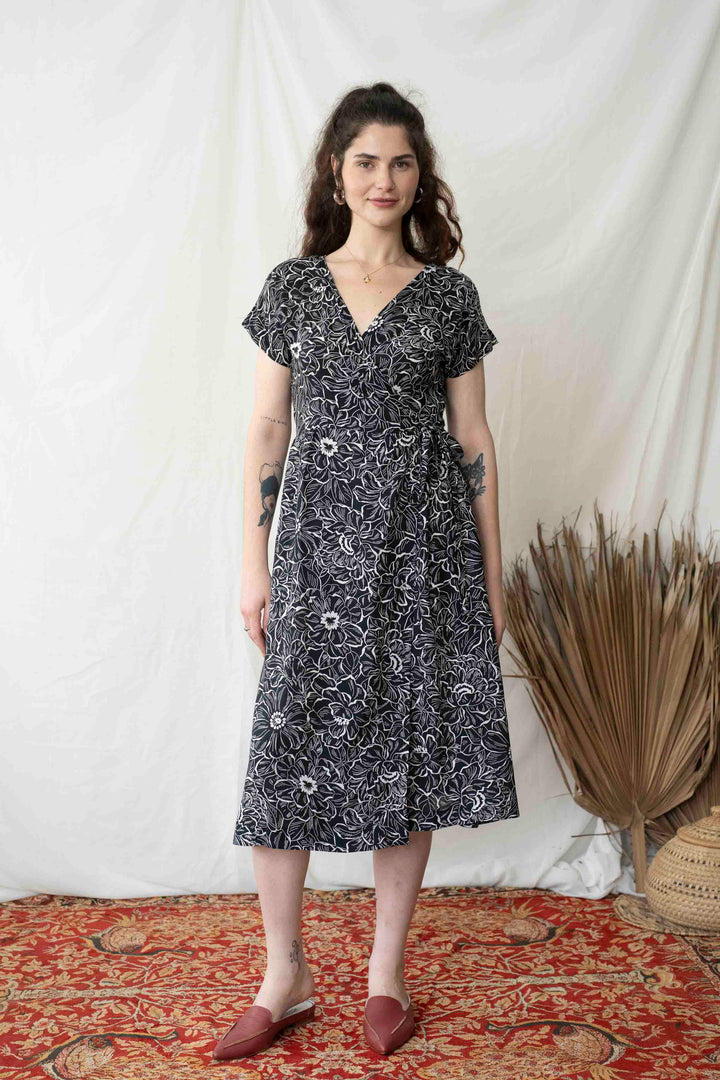 שמלת גיישה פרחים שחור לבן