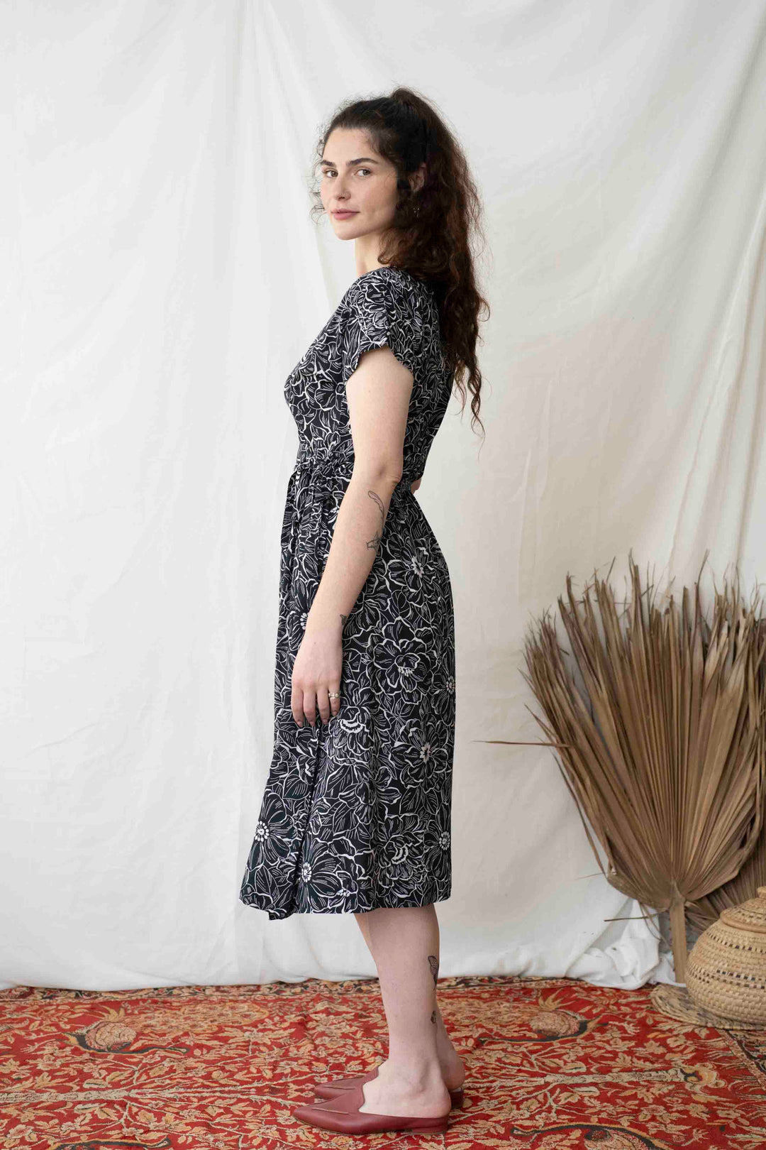 שמלת גיישה פרחים שחור לבן