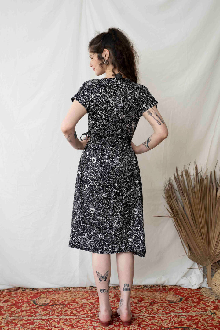 שמלת גיישה פרחים שחור לבן
