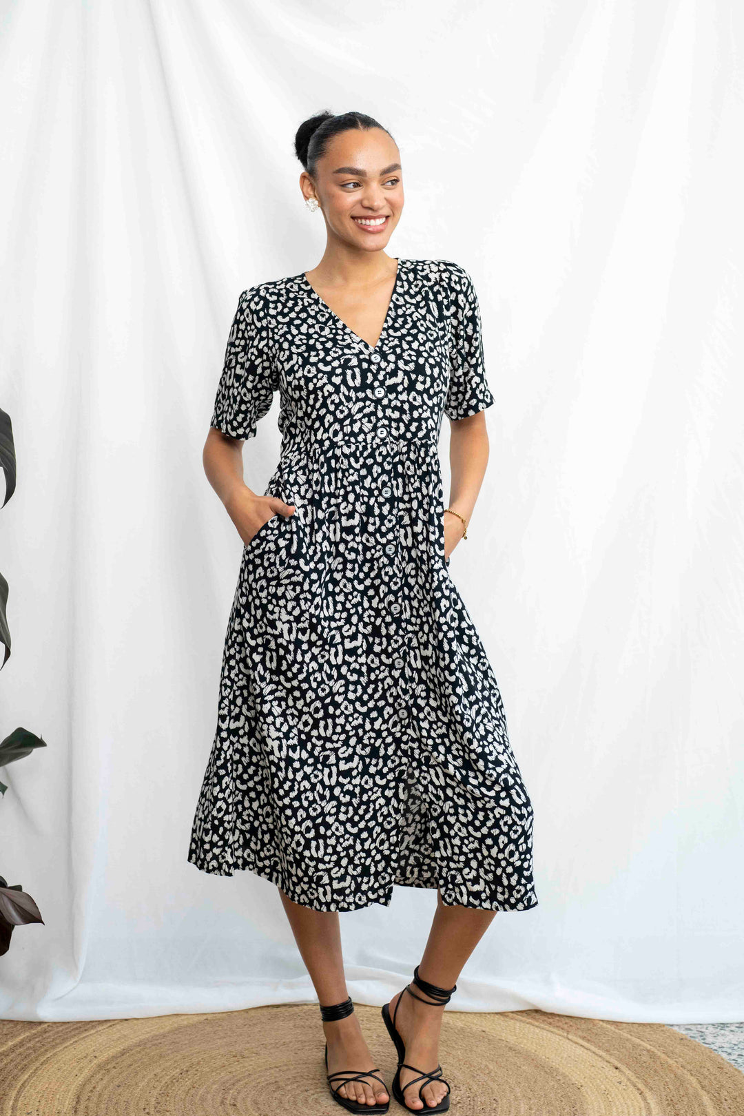 שמלת יולי שרוול מנומר שחור לבן