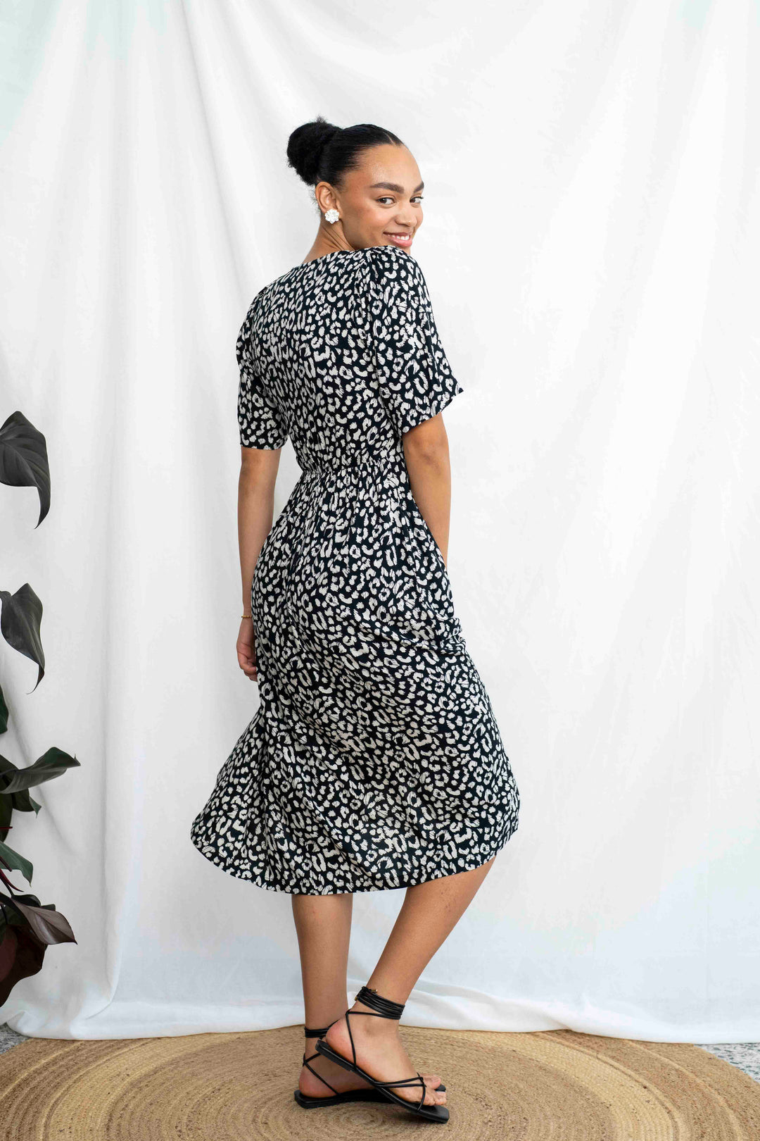 שמלת יולי שרוול מנומר שחור לבן