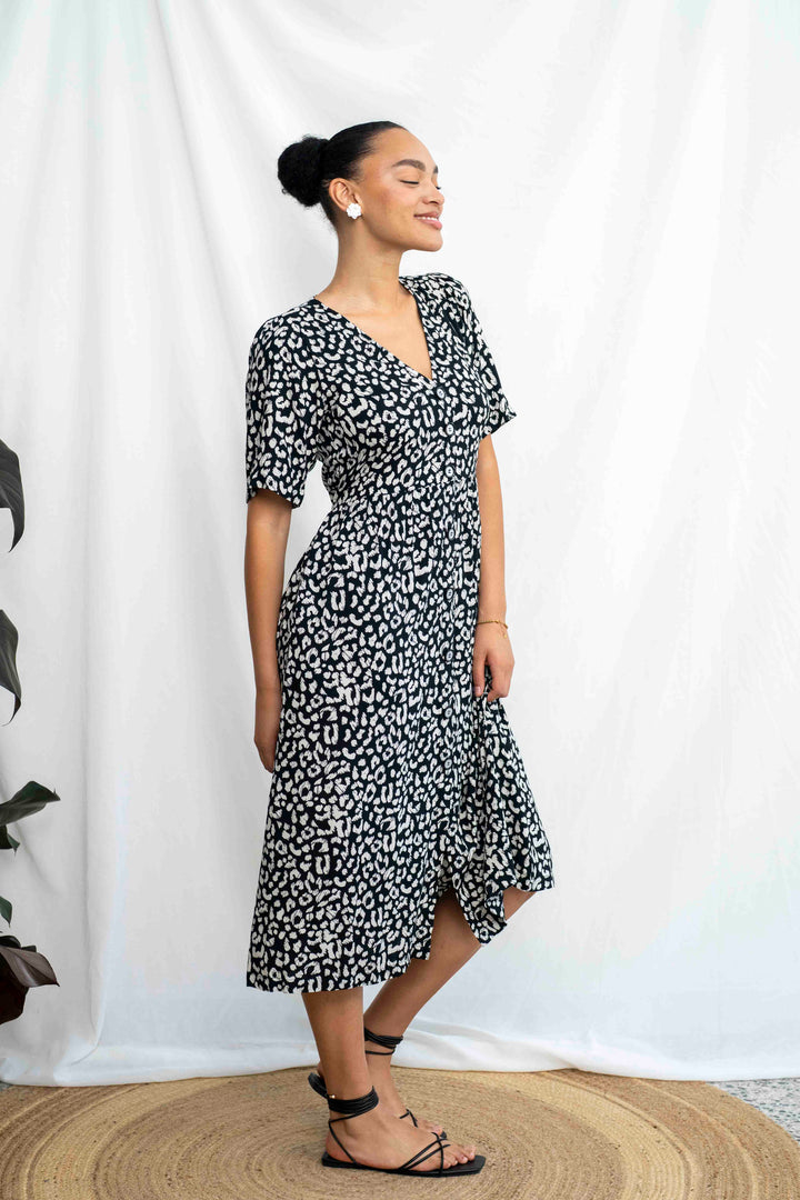 שמלת יולי שרוול מנומר שחור לבן