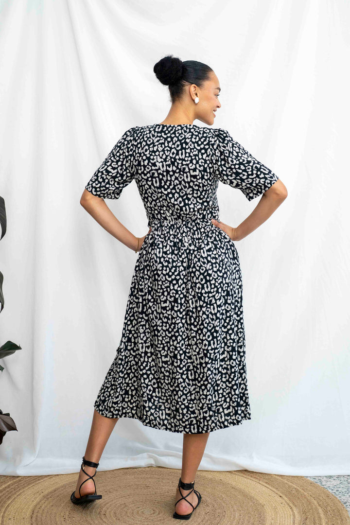 שמלת יולי שרוול מנומר שחור לבן