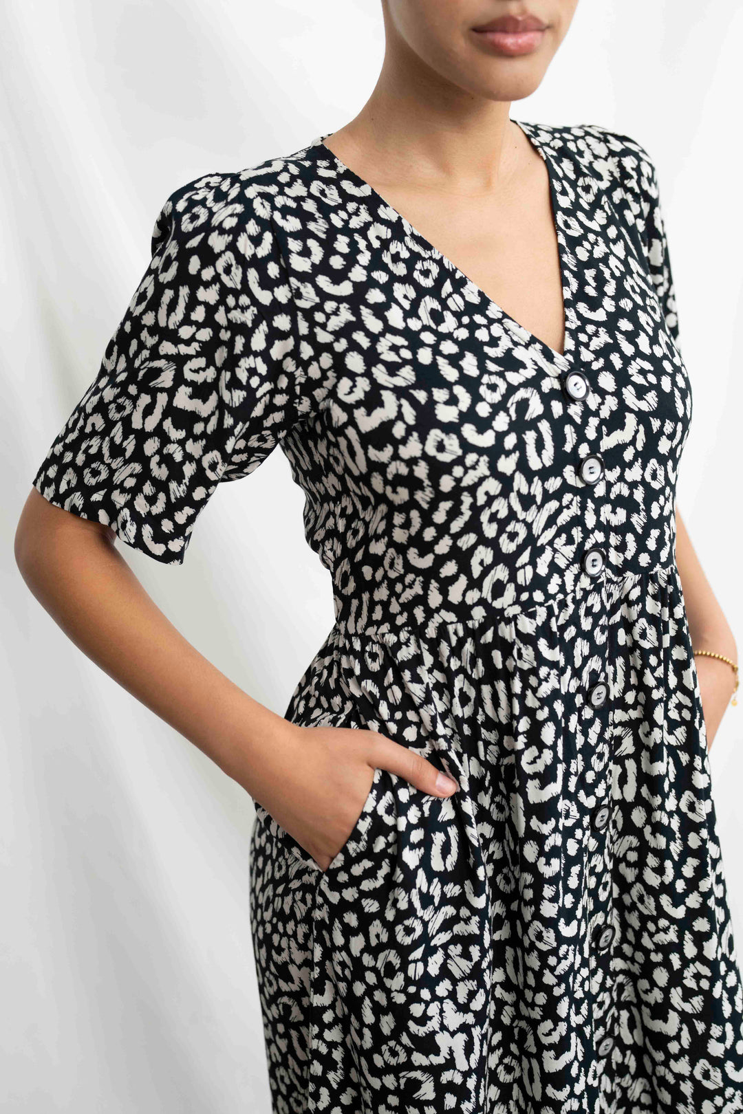 שמלת יולי שרוול מנומר שחור לבן