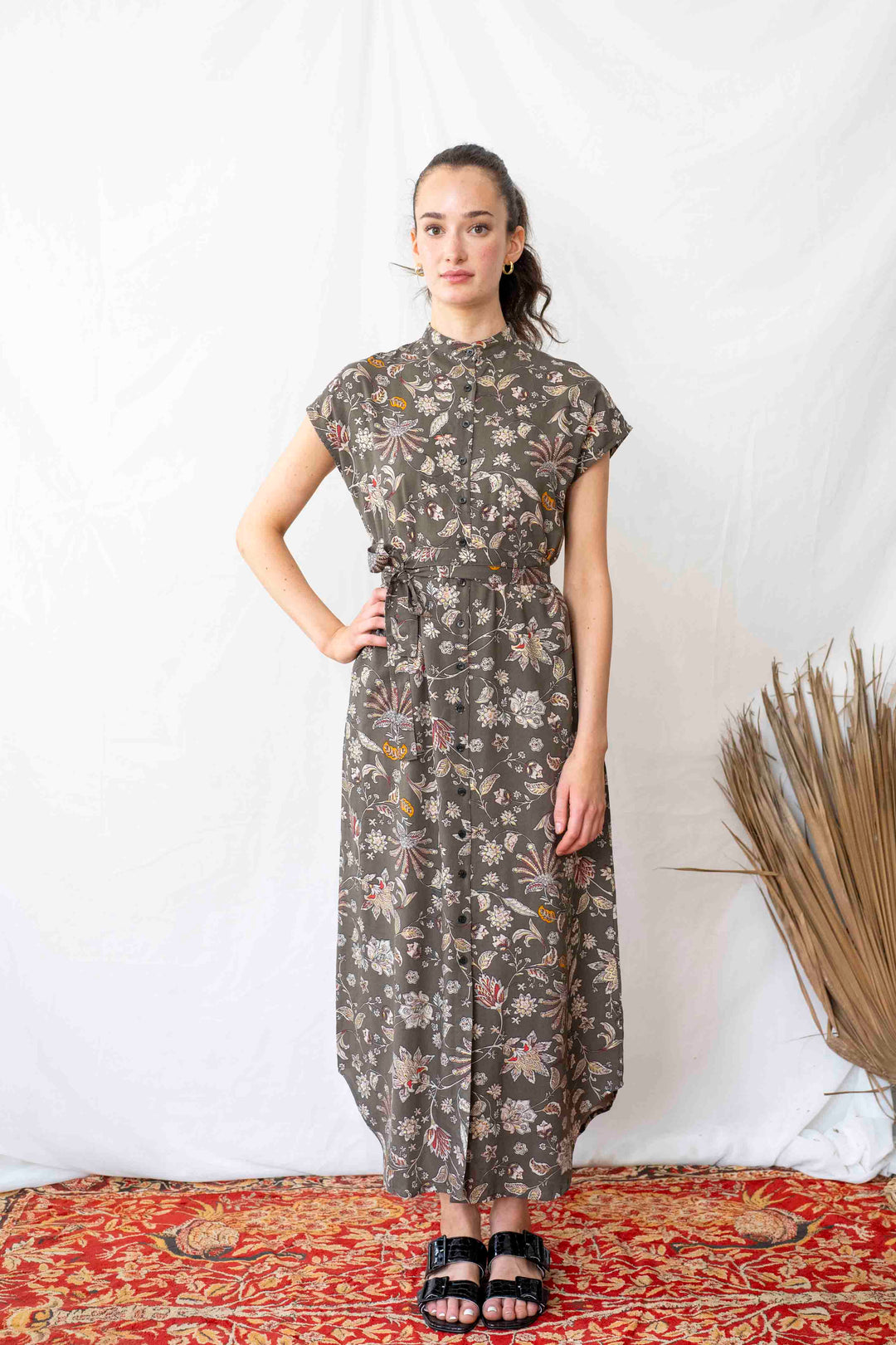 שמלת מקסי אוברסייז פריזאית עם שיק אירופאי