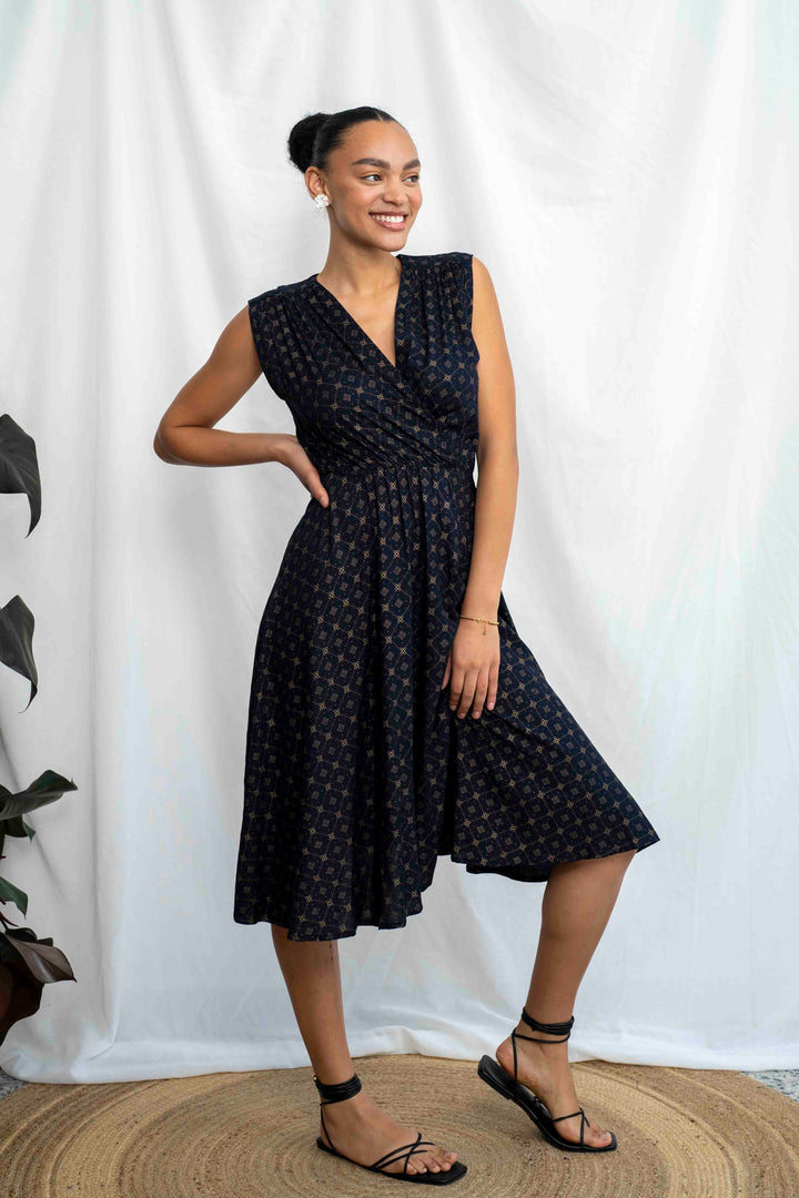 שמלת פיפטיז מעוטרת זהב