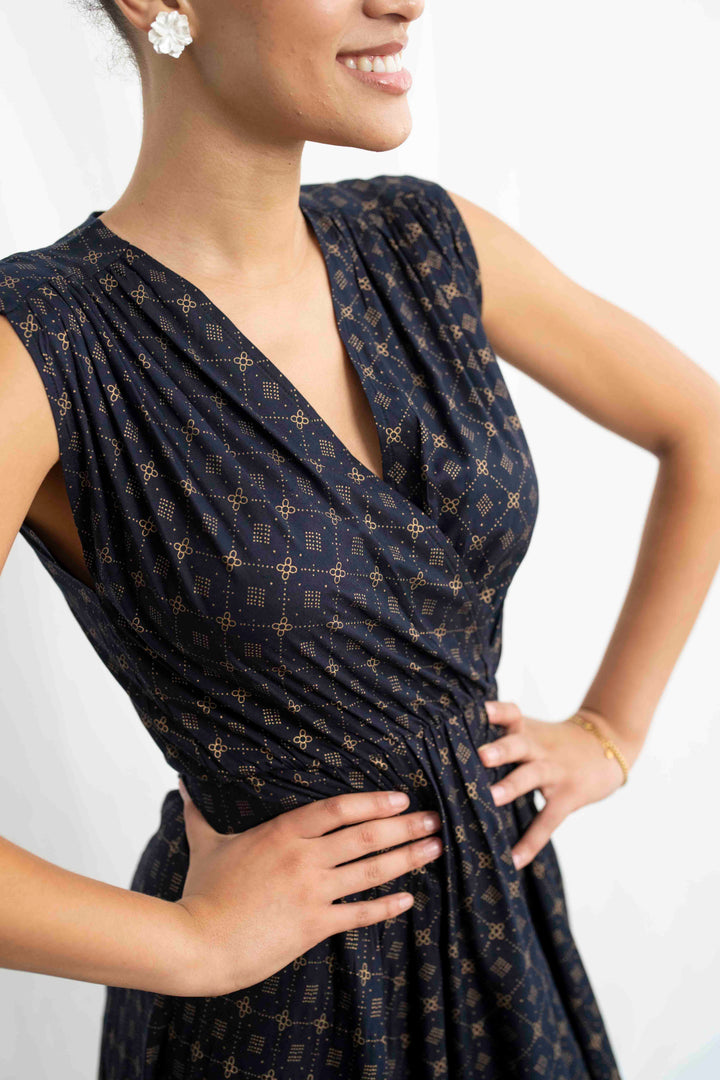 שמלת פיפטיז מעוטרת זהב