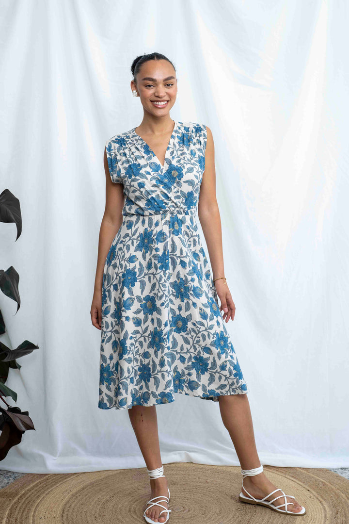 שמלת פיפטיז הפרח הכחול