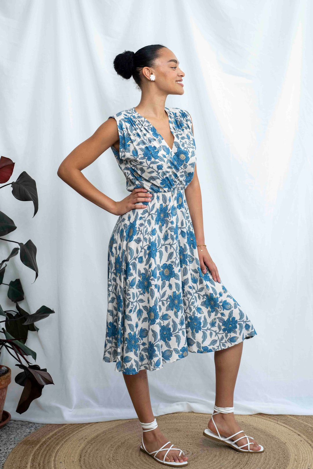 שמלת פיפטיז הפרח הכחול