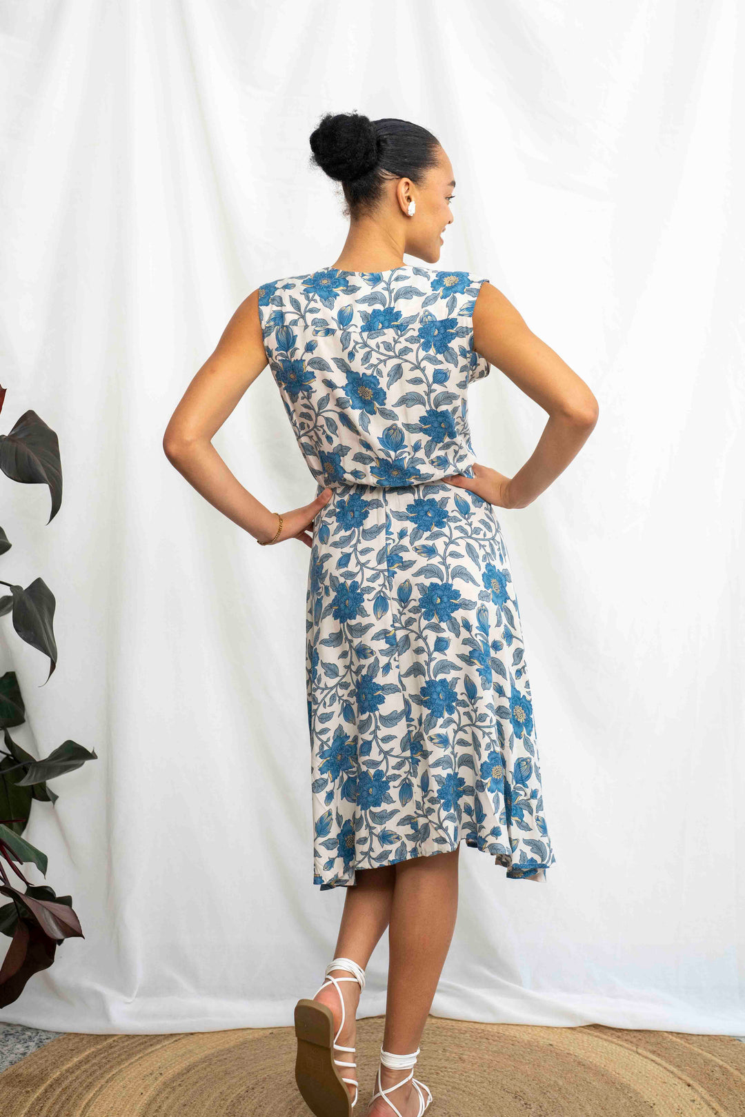 שמלת פיפטיז הפרח הכחול