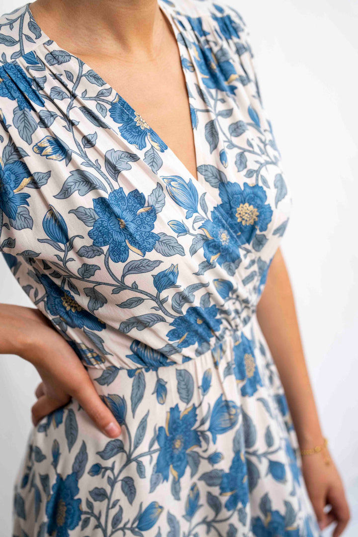 שמלת פיפטיז הפרח הכחול