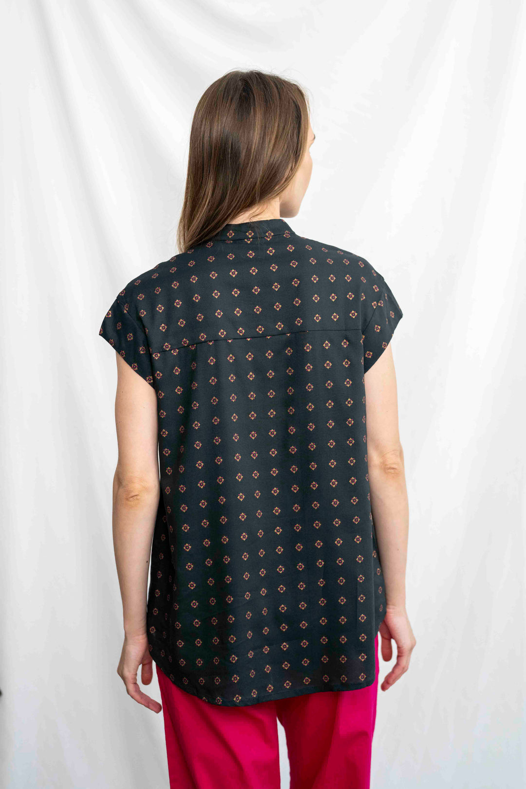 חולצת טוני זהב גאומטרי