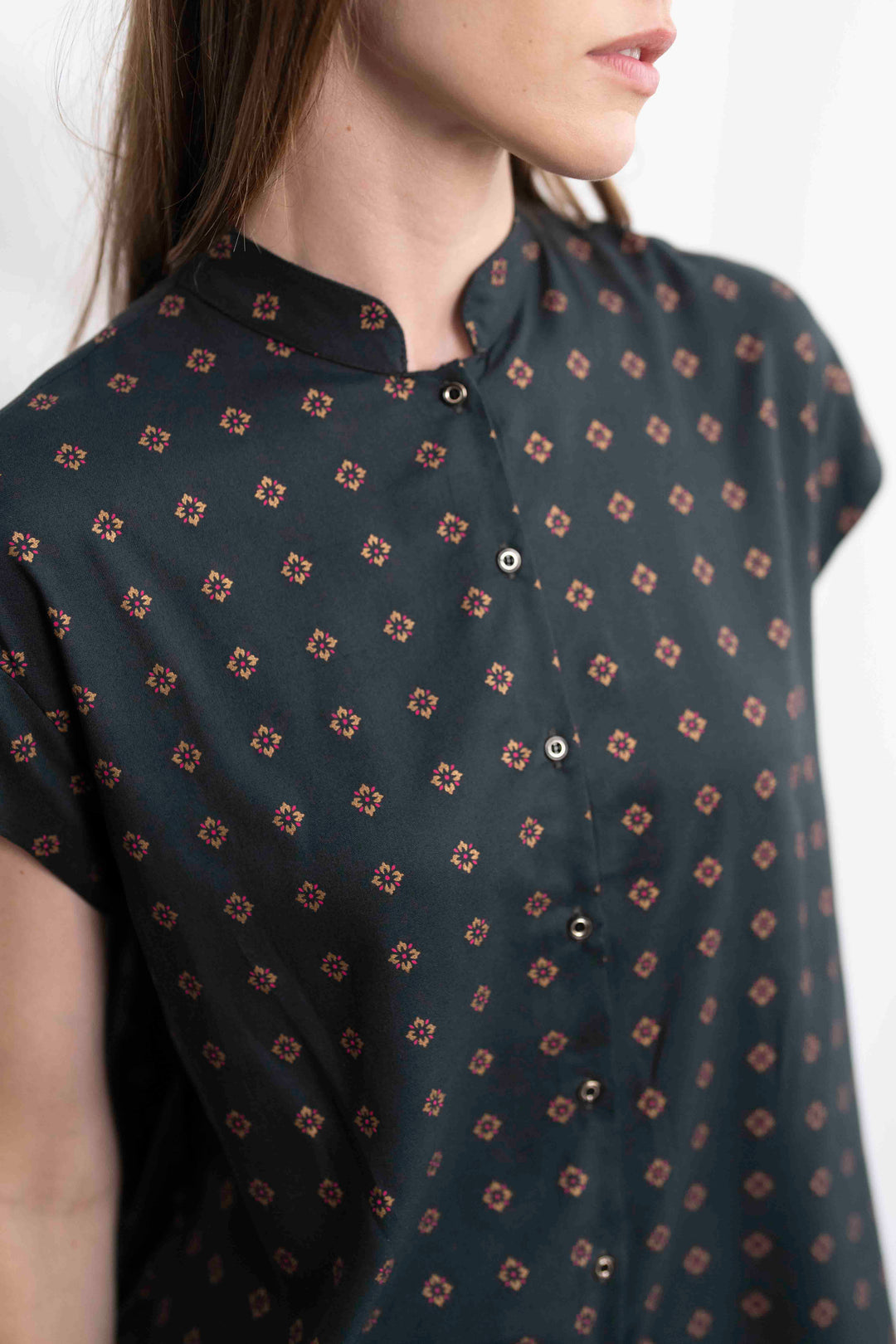 חולצת טוני זהב גאומטרי