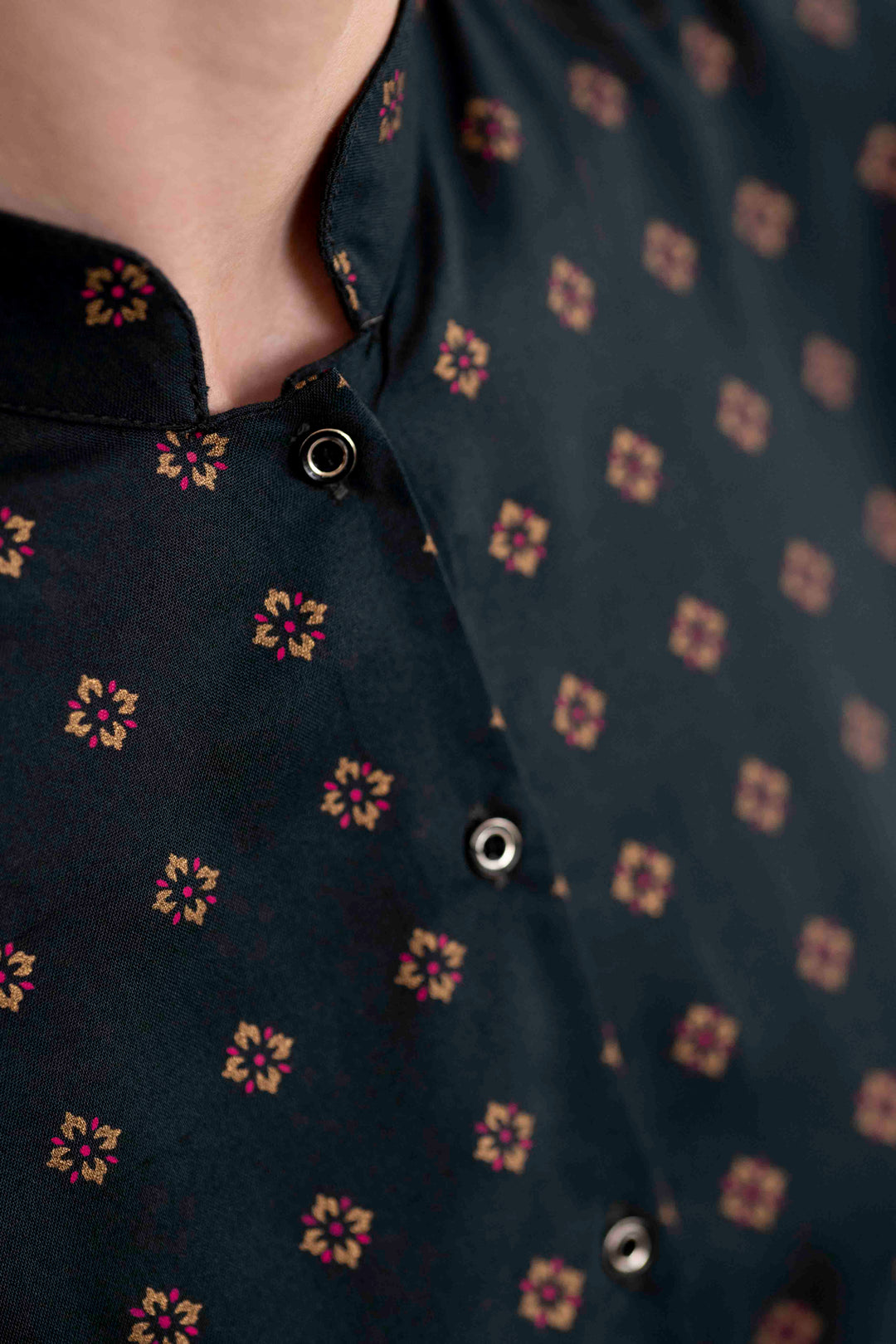 חולצת טוני זהב גאומטרי