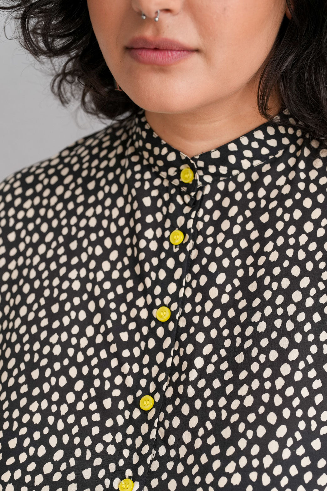 שמלת מקסי אוברסייז עולם נקודות שחור-לבן