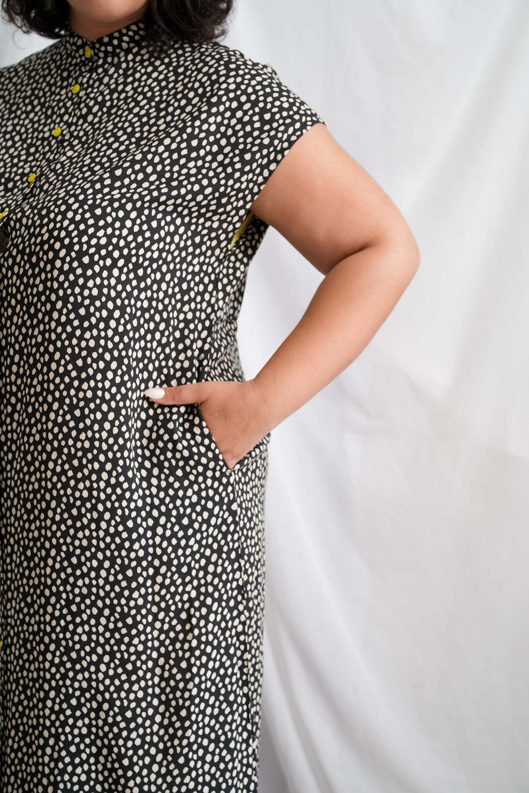 שמלת מקסי אוברסייז עולם נקודות שחור-לבן